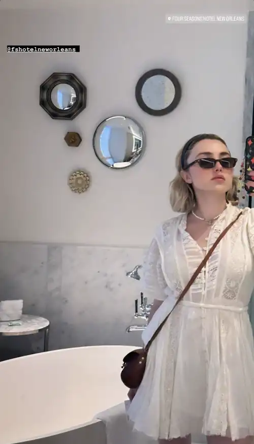 Bathroom selfie via IG story (May 2023)