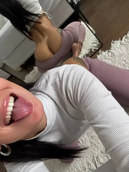while you fill my mouth with milk you can see a nice butt crack in the mirror
