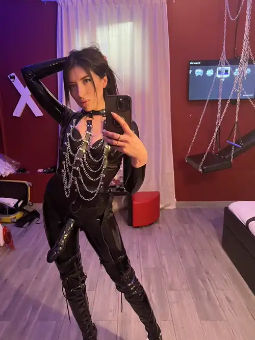How many rounds could you handle being pegged by a hot mommy before you're crying for mercy? 