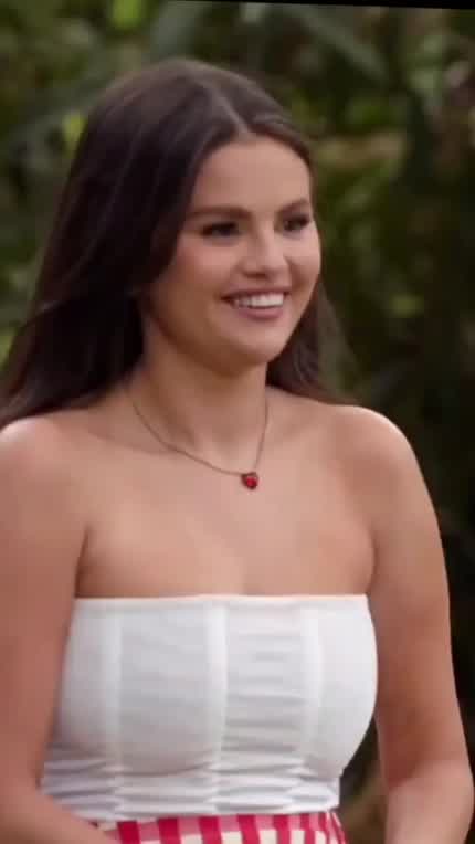 Busty Selena 🍼🥛🍼🍼