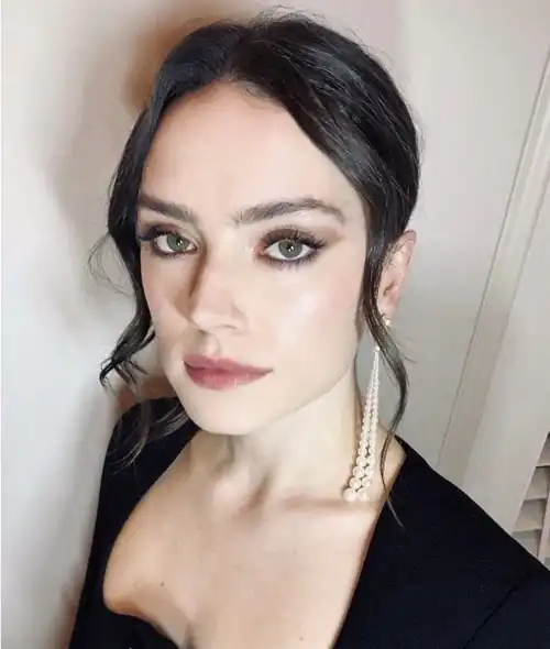 I would do anything to be able to use Daisy Ridley’s face and throat as a fleshlight. Those pretty fuck me eyes staring into my soul as she deepthroats my cock and gargles my ballsack. Mascara and tears running down her cheeks.