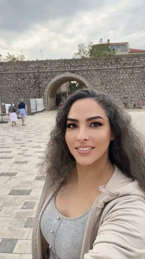 Does this pale girl still look good at 40