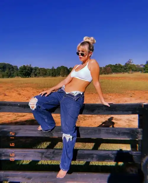 Millie outdoors | IG September 2022 