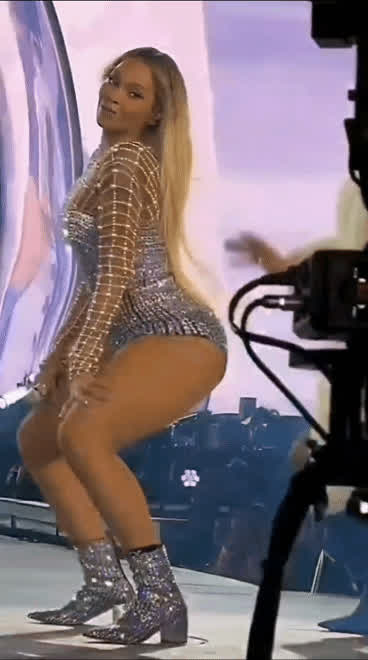 A queens twerk 👑