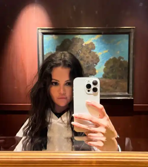 Always love Selena mirror selfies 