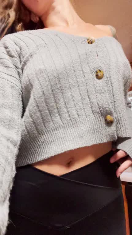love the feel of this sweater when im braless 🫶🏼