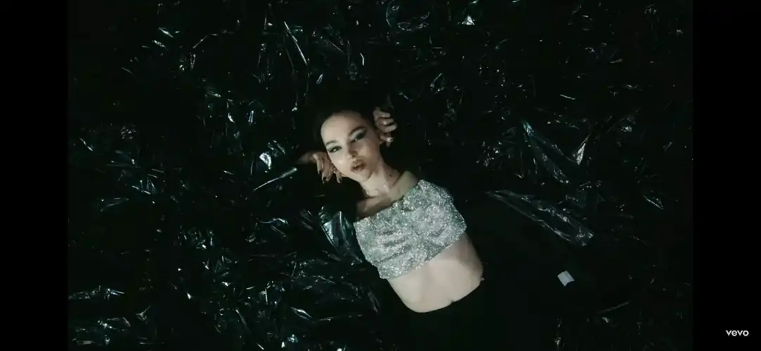 Doves hit single “Boyfriend” now has a mv.