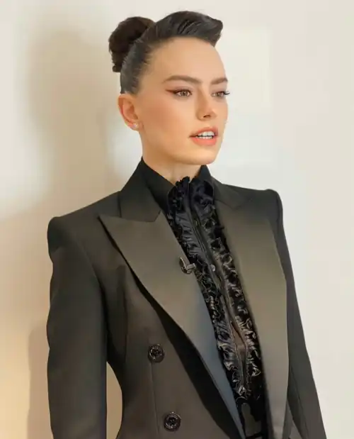 Daisy Ridley-Dark Ruffles