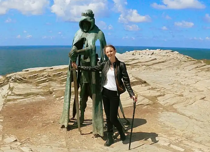 Long time lurker, new poster. Tomb Raider was the first game I played as a child and remains to be my favourite. Years later I cosplayed as Lara and met the statue of King Arthur just as she did.