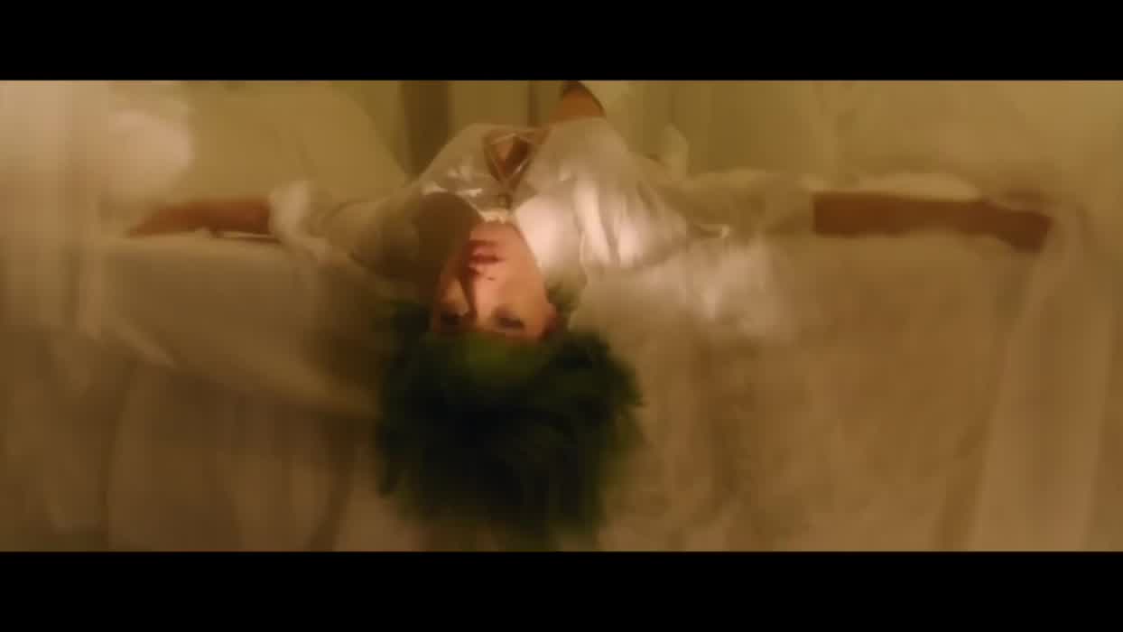 Olivia in green hair rules