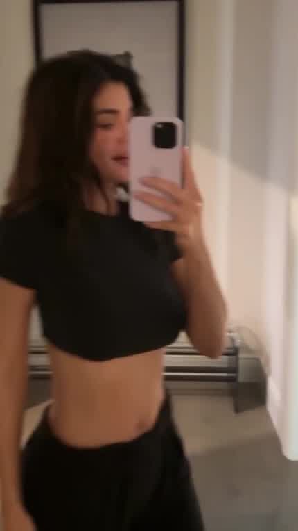 Just yummy in front of a mirror - Kylie Jenner 