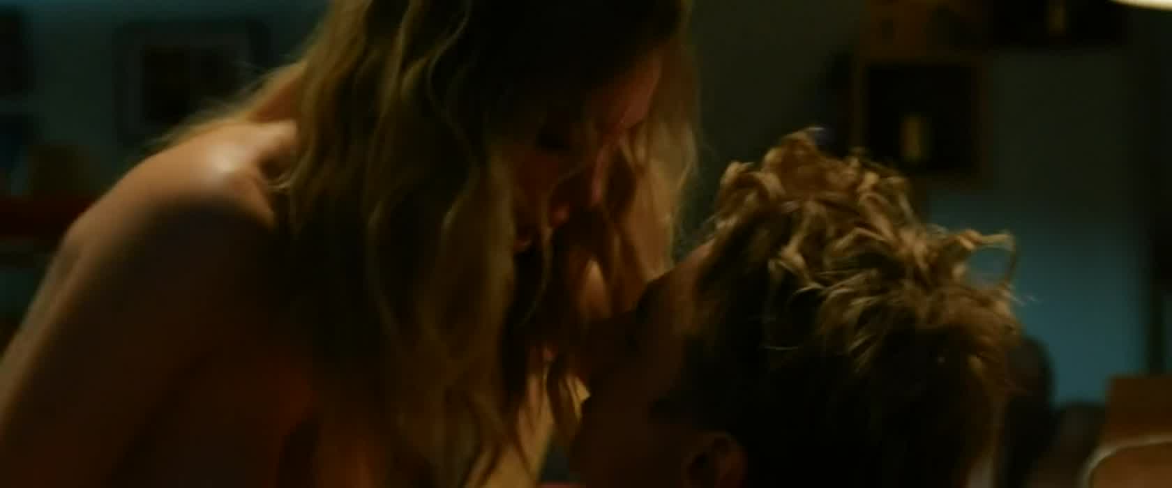 Sydney Sweeney looks so fucking sexy riding dick