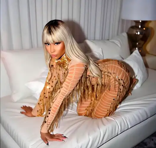 Nicki in gold 