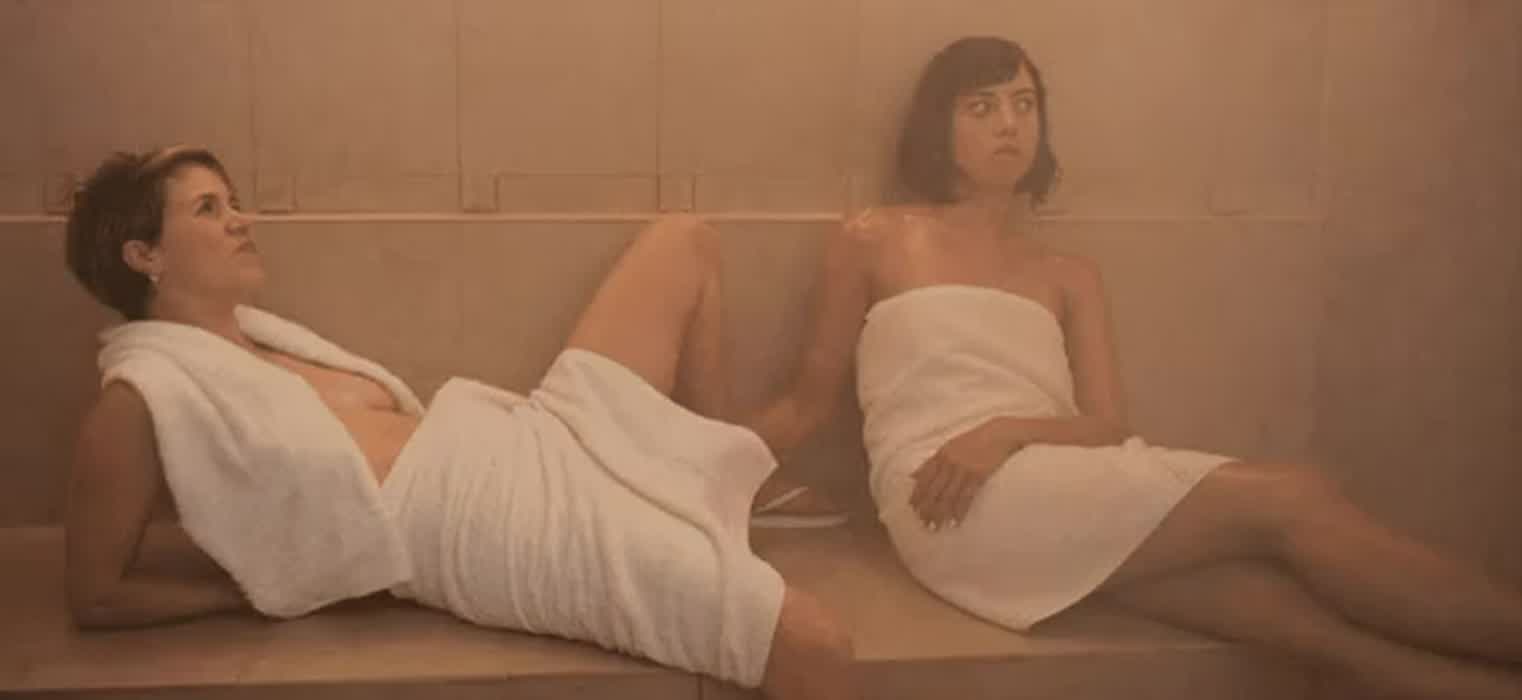 Aubrey plaza fingers a chick