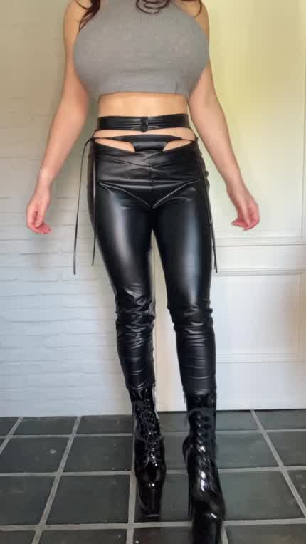 Enjoy this big bimbo tits reveal that all the guys craved in the club