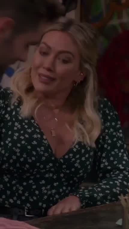 Hilary In How I Met Your Father (S01 E01)