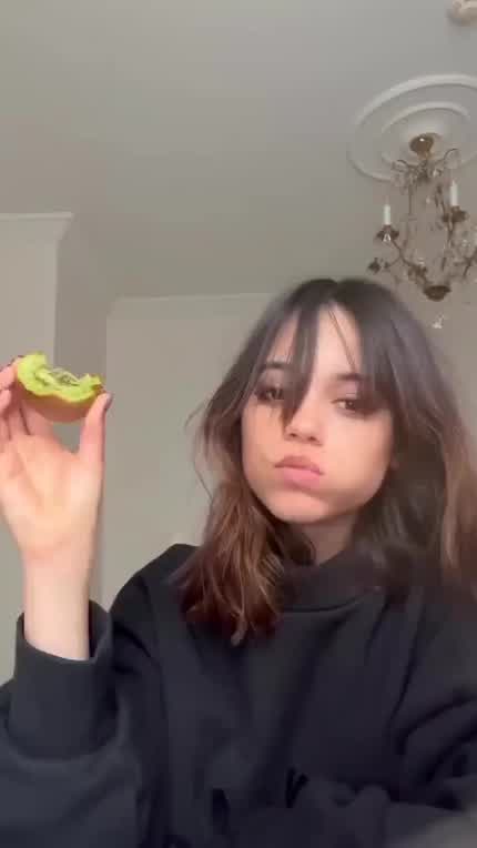 Jenna eating a kiwi 🥝