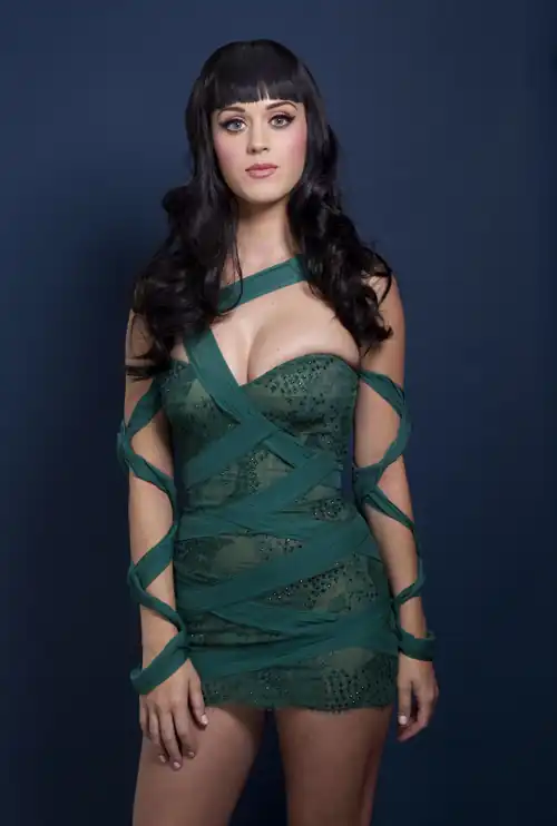 killer curves in this green mini-dress