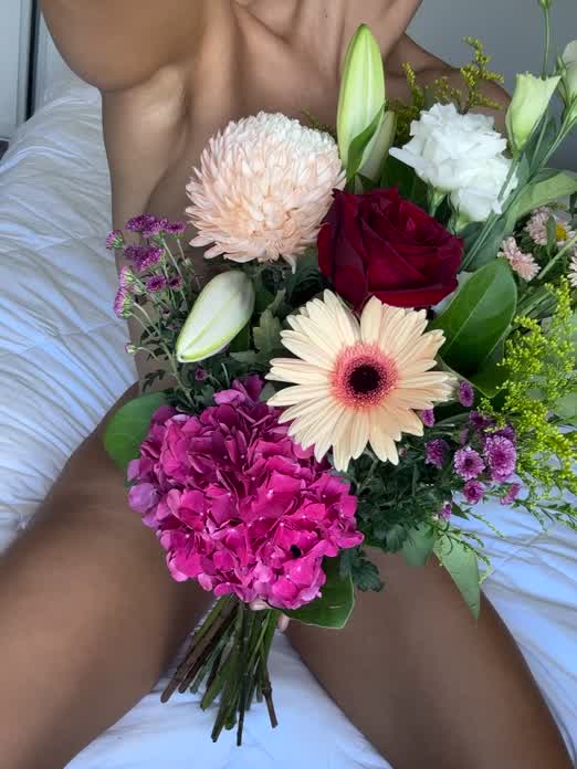 Would you fuck a married mom of 1 in her own house? 🤭