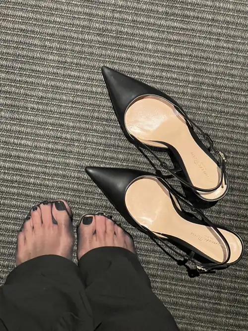 Black nails yes or no?