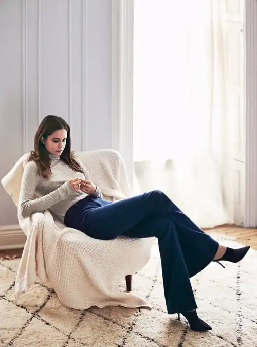 Her legs are soo long😳