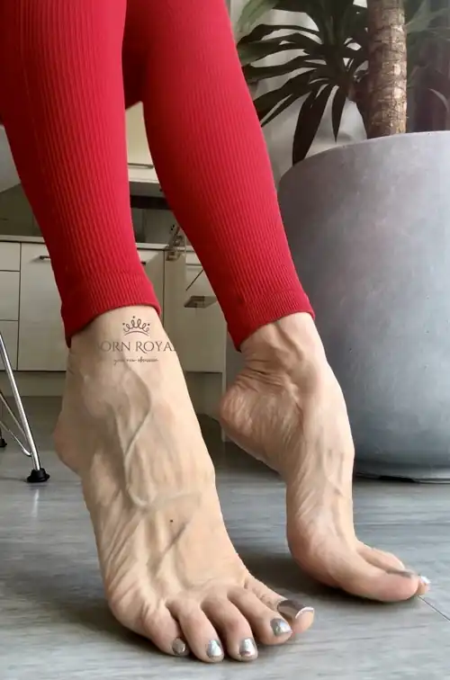 Arch and long toes