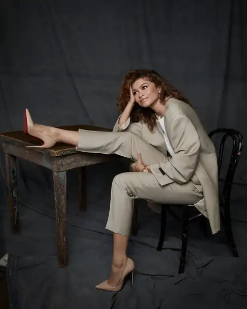 Zendaya, the epitome of sex appeal, flawlessly seduces with every move she makes. 😍