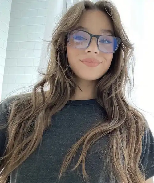 Hailee is even cuter with glasses