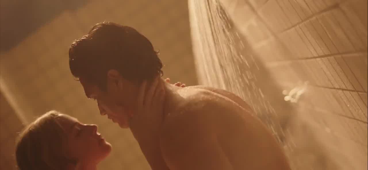 Betty & Reggie kissing in the shower