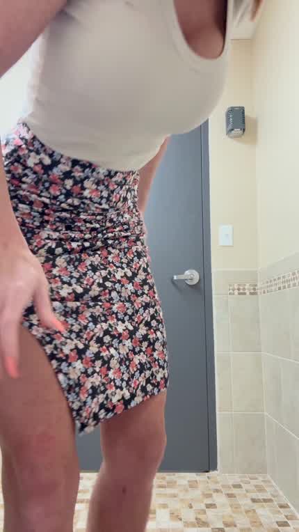 Could I interest you in some office MILF ass