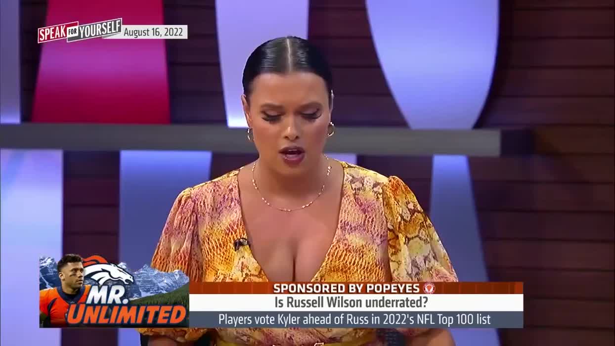 Love when she shows cleavage😍