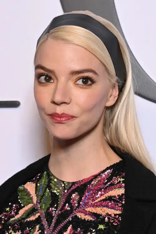 she looks so innocent, I’d love to see her face covered in cum 