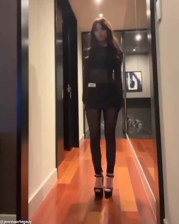 Jenna shows us her high heels (I just want to grab her ass) crédit : jennaotegauy