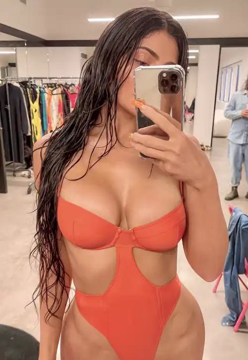 Kylie Mirror Selfie | 2024