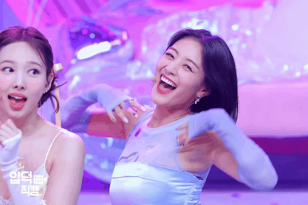 Nayeon enjoys touching armpits 😂