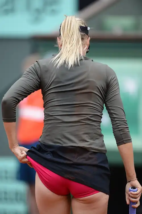 Iconic pony tail [Maria Sharapova]