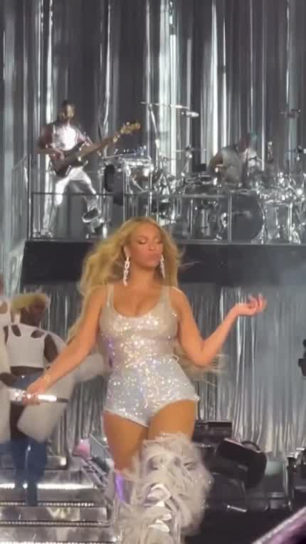 Performing 'Crazy in Love’ in New Jersey during Renaissance tour | July 2023
