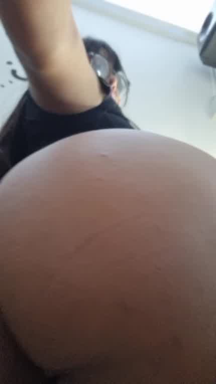 moving my round ass 👐 SQUEEZE IT 