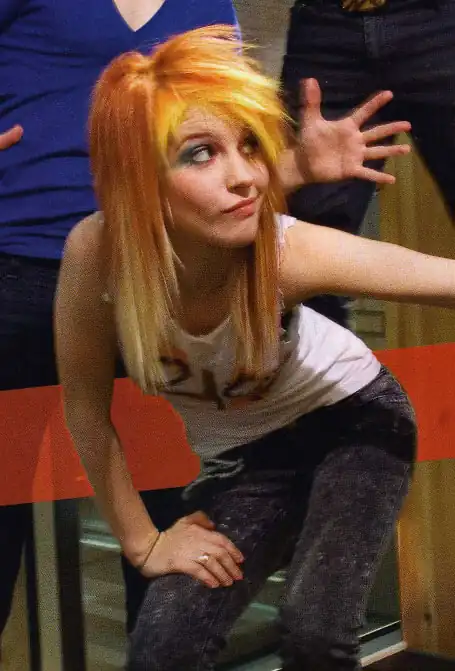 Some classic 2000s Hayley [2007]