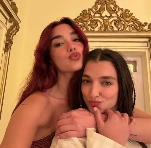 With her sister Dua 😘