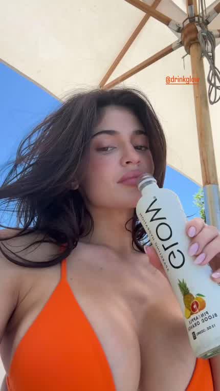 KYLIE JENNER Drink glow 