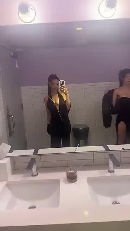 Fuck she's so sexy 