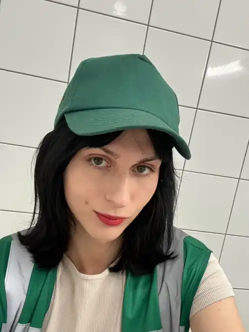 Trans girl at work 🫡