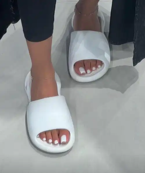 new here so rate my feet and comment for a free pic😈