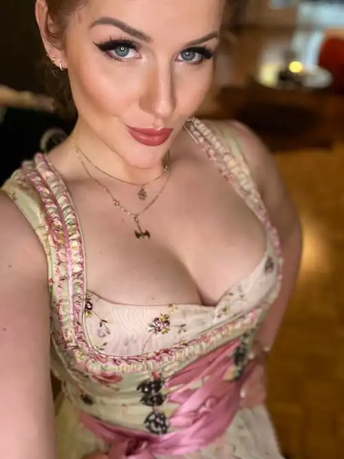 Bought this new dirndl last week. Hope you like it 🧡