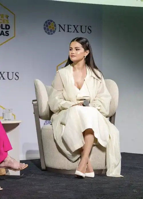 She looked so pretty today that outfit was super cute 