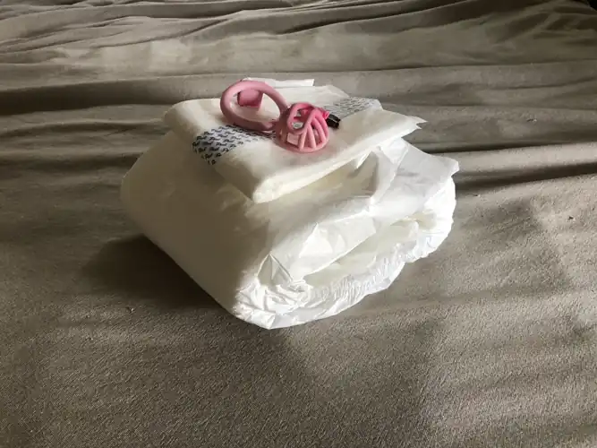 10 minutes before we left for the brewery, I asked my husband to grab my purse from the bedroom. That’s where he found the real surprise. A fluffed diaper, a booster, and his smallest cage. Let’s just say his joggers were a little bulkier after he came out of the bedroom ☁️🔐