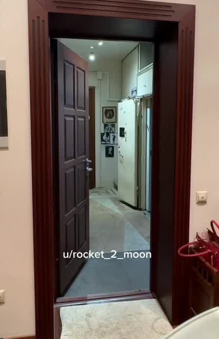 Flashing pussy, ass & tits for delivery guy