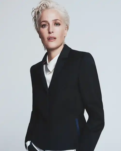 Oh dear...Scully in a suit 😍😍
