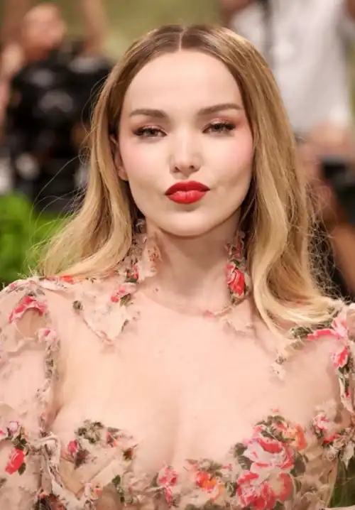 Dove Cameron 